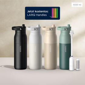 Die BRITA LARQ Filter-Trinkflaschen in vier Farben vor einem beigen Hintergrund mit Hinweis zu kostenlosen Handles.