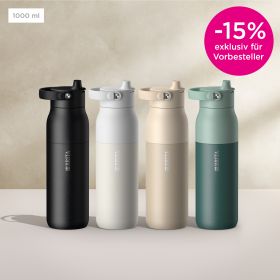Die BRITA LARQ Essential Trinkflaschen in vier Farben vor einem beigen Hintergrund.