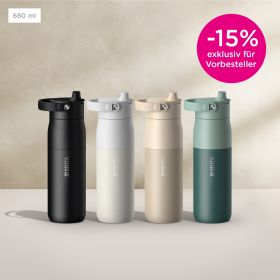 Die BRITA LARQ Essential Trinkflaschen in vier Farben vor einem beigen Hintergrund.