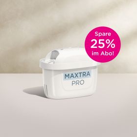 MAXTRA PRO ALL-IN-1 Wasserfilterkartusche beiger Hintergrund Eine BRITA MAXTRA PRO ALL-IN-1 Wasserfilterkartusche mit einem beigem Hintergrund