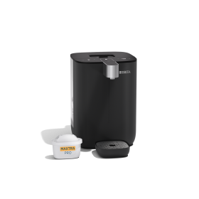 BRITA Cube in schwarz vor einem weißen Hintergrund Ein BRITA Cube Wasserspender in schwarz vor einem weißen Hintergrund.