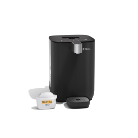 BRITA Cube in schwarz vor einem weißen Hintergrund Ein BRITA Cube Wasserspender in schwarz vor einem weißen Hintergrund.