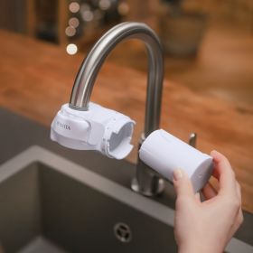 Frau montiert den BRITA ON TAP V zusammen Eine Frau moniert den BRITA ON TAP V an einer Küchernarmatur zusammen