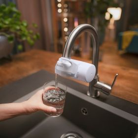 Frau füllt am ON TAP V ein Glas Wasser Eine Frau füllt am ON TAP V ein Glas BRITA gefiltertes Wasser