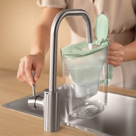 Der BRITA Style eco Tischwasserfilter wird am Wasserhahn befüllt.