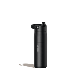 Eine kleine BRITA LARQ Essential Trinkflasche in Schwarz.