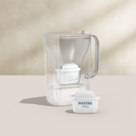 Ein Tischwasserfilter Style in der Farbe Sand mit einem beigefarbenen Hintergrund