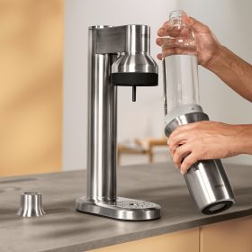 Glasflasche wird in den BRITA sodaTRIO pro geschraubt. Eine Glasflasche wird in den BRITA sodaTRIO pro Wassersprudler geschraubt.