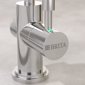 Detailaufnahme der BRITA mypure P1 Mischbatterie mit dem BRITA Logo.