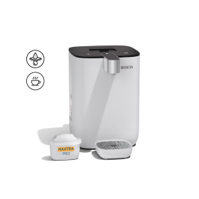 Ein BRITA Cube Wasserspender in weiß vor einem weißen Hintergrund. 