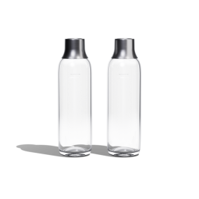 Zwei BRITA sodaTRIO Flaschen aus Glas weißer Hintergrund Zwei BRITA sodaTRIO Flaschen aus Glas nebeneinander mit weißen Hintergrund