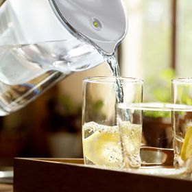 Mit dem Tischwasserfilter BRITA Style XL wird ein GlasWasser eingeschenkt. Mit dem Tischwasserfilter BRITA Style XL wird ein GlasWasser eingeschenkt.