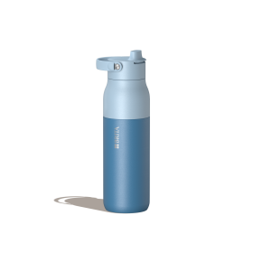Eine große BRITA LARQ Essential Trinkflasche in Blau.