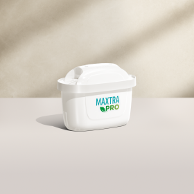 Eine BRITA MAXTRA PRO ALL-IN-1 Wasserfilterkartusche mit einem beigem Hintergrund