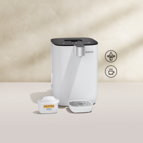 Ein BRITA Cube Wasserspender in weiß vor einem beigen Hintergrund. 