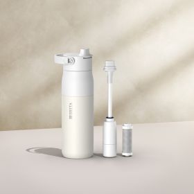 Eine kleine BRITA LARQ Filter-Trinkflasche in Weiß vor einem beigen Hintergrund.
