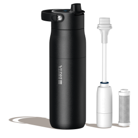 Eine BRITA LARQ iQ in Schwarz mit LARQ Filterstraw und einem Filter.