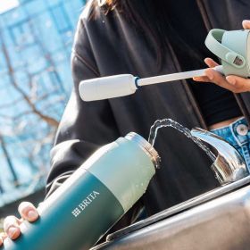 BRITA LARQ Filter-Trinkflasche wird an einem öffentlichen Trinkbrunnen befüllt.