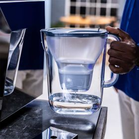 Wasser läuft durch Filter in den Style Essential in Stone Blue.