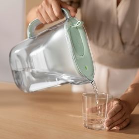 Eine Frau schenkt Wasser ein aus Style eco.