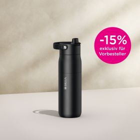 Eine BRITA LARQ Essential in Schwarz vor einem beigen Hintergrund.