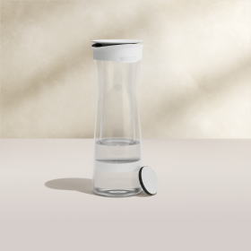 Eine BRITA Wasserkaraffe mit Filter in weiß mit einem beigem Hintergrund