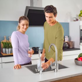 Paar genießt BRITA mypure P1 Wasser Ein Paar genießt in der Küche das Wasser aus der BRITA mypure P1