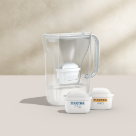 Ein Tischwasserfilter Style in der Farbe weiß mit einem beigefarbenen Hintergrund