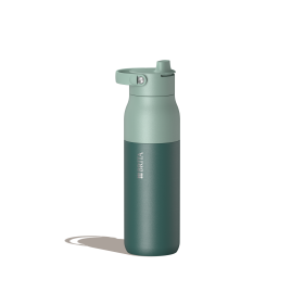 Eine große BRITA LARQ Essential Trinkflasche in Grün.