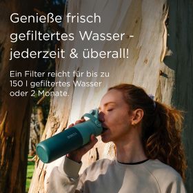 Frau trinkt unterwegs aus BRITA LARQ iQ Flasche.