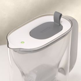 Eine Nahaufnahme des grauen BRITA Tischwasserfilter Style von oben