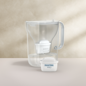 Ein Tischwasserfilter Style XL in der Farbe Weiß mit einem beigefarbenen Hintergrund