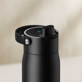 Detailaufname des Deckels der BRITA LARQ iQ in Schwarz vor einem beigen Hintergrund.