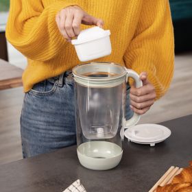 Eine MAXTRA PRO Filterkartusche wird in den grünen Tischwasserfilter Glas eingesetzt.