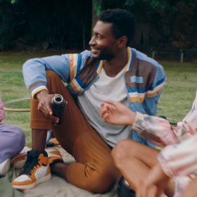 Mann hält sodaTRIO Edelstahlflasche fest. Mann hält sodaTRIO die kleine sodaTRIO Edelstahlflasche in Schwarz fest.