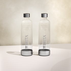 Zwei BRITA Wassersprudler sodaONE Flaschen mit Edelstahlelementen im beigen Hintergrund