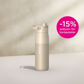 Eine BRITA LARQ Essential in Beige vor einem beigen Hintergrund.