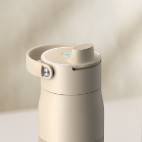 Detailaufname des Deckels der BRITA LARQ iQ in Beige vor einem beigen Hintergrund.
