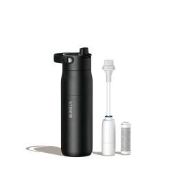 Eine BRITA LARQ iQ in Schwarz mit LARQ Filterstraw und einem Filter.