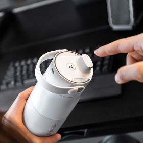 Eine Person ist gerade dabei die Reinigungsfunktion der BRITA LARQ iQ Flasche zu aktivieren.