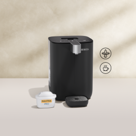 Ein BRITA Cube Wasserspender in schwarz vor einem beigen Hintergrund. 