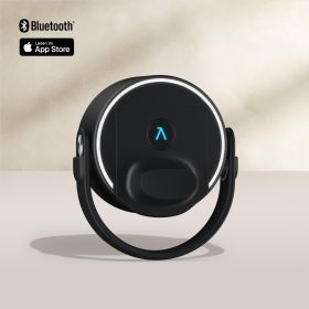 Die BRITA LARQ iQ Cap in Schwarz für die BRITA LARQ iQ nebeneinander vor einem beigen Hintergrund.