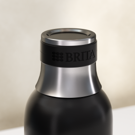 Nahaufnahme der Silikonkappe von der kleinen schwarzen BRITA sodaTRIO Edelstahlflasche