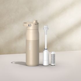 Eine kleine BRITA LARQ Filter-Trinkflasche in Beige vor einem beigen Hintergrund.