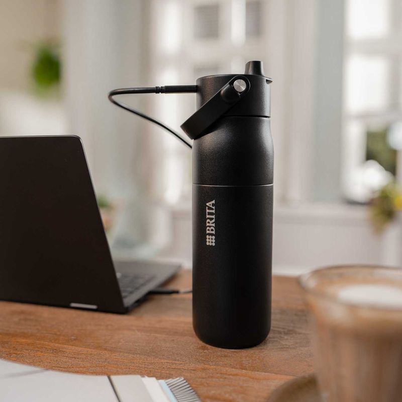 BRITA LARQ IQ Trinkflasche – 680 Ml, Mit UV-C Reinigung & Aktivkohlefilter, App-gesteuert, Weiß