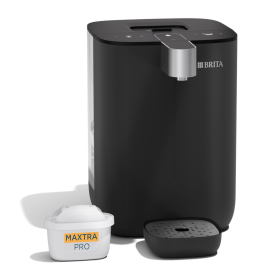 Heißwasserspender BRITA Cube in schwarz Heißwasserspender BRITA Cube in schwarz vor einem weißen Hintergrund.