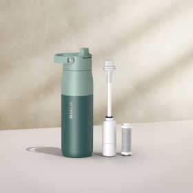 Eine kleine BRITA LARQ Filter-Trinkflasche in Grün vor einem beigen Hintergrund.