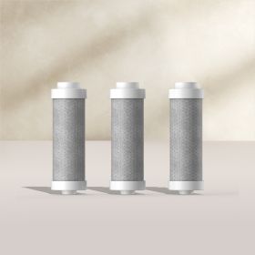Drei LARQ Filter für die BRITA LARQ iQ nebeneinander vor einem beigen Hintergrund.