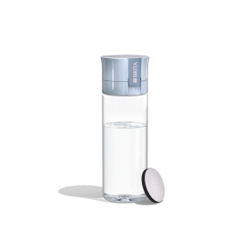 BRITA Wasserfilterflasche Model Vital in lightblue vor einem weißen Hintergrund.