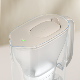 Eine Nahaufnahme des sandfarbenen BRITA Tischwasserfilter Style von oben